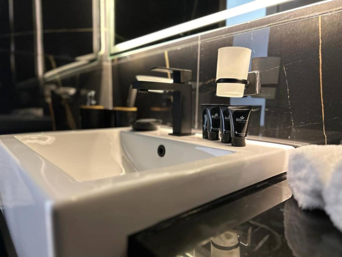 Apartment Modern 1br Jvc Balcony & Free Parking Pool Dubai