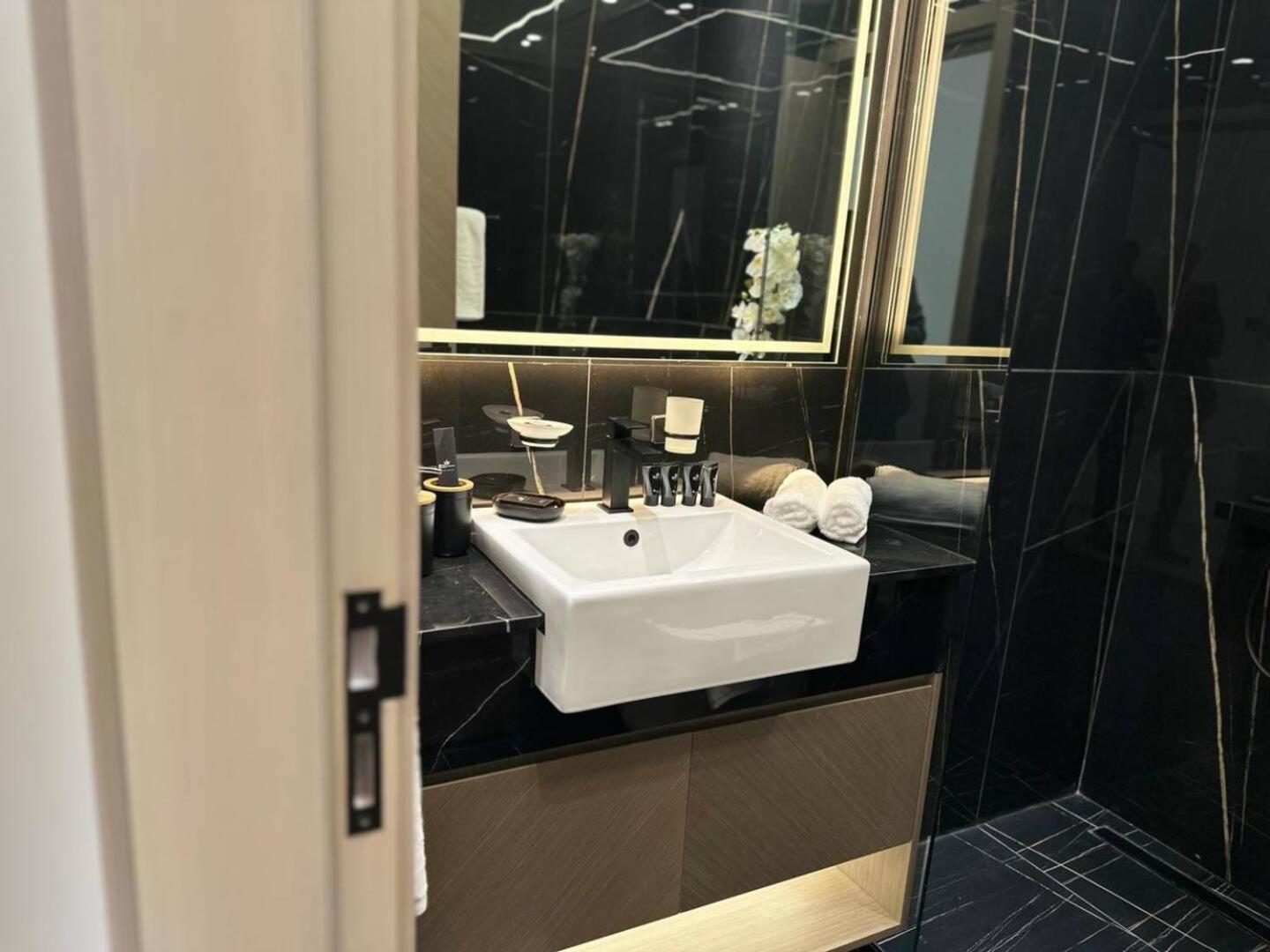 Modern 1br Jvc Balcony & Free Parking Pool Dubai